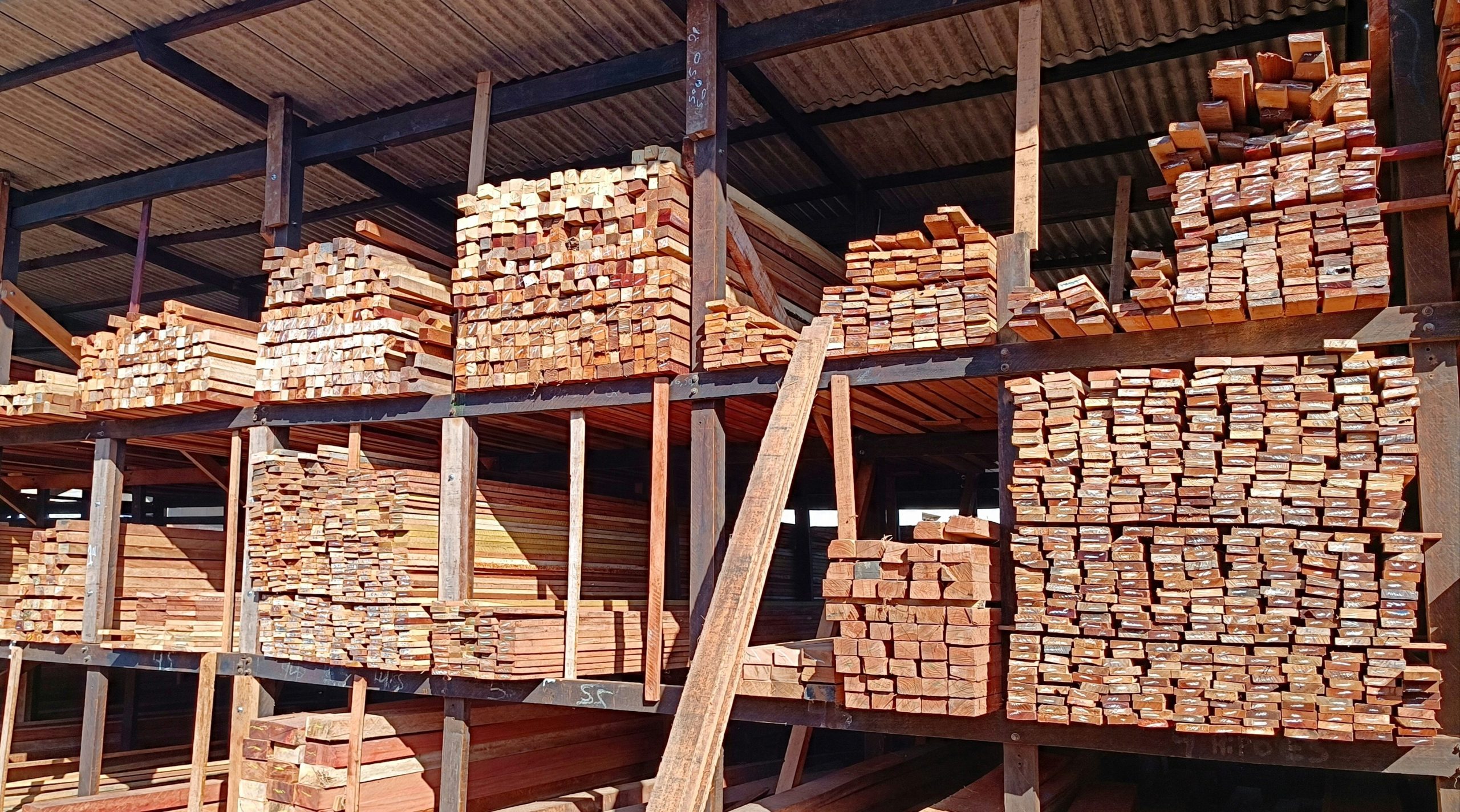 How independent lumber yards compete